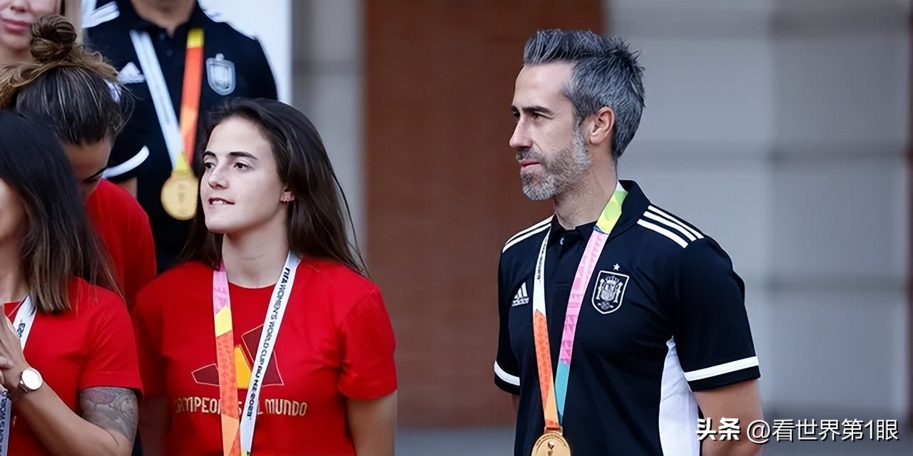 在摄像机上发现：西班牙主教练维尔达触摸球员胸部受到密切关注