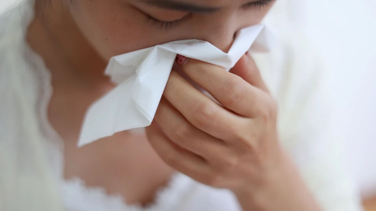 过敏性鼻炎咽炎的症状有哪些表现,过敏性鼻炎与感冒的症状有何区别