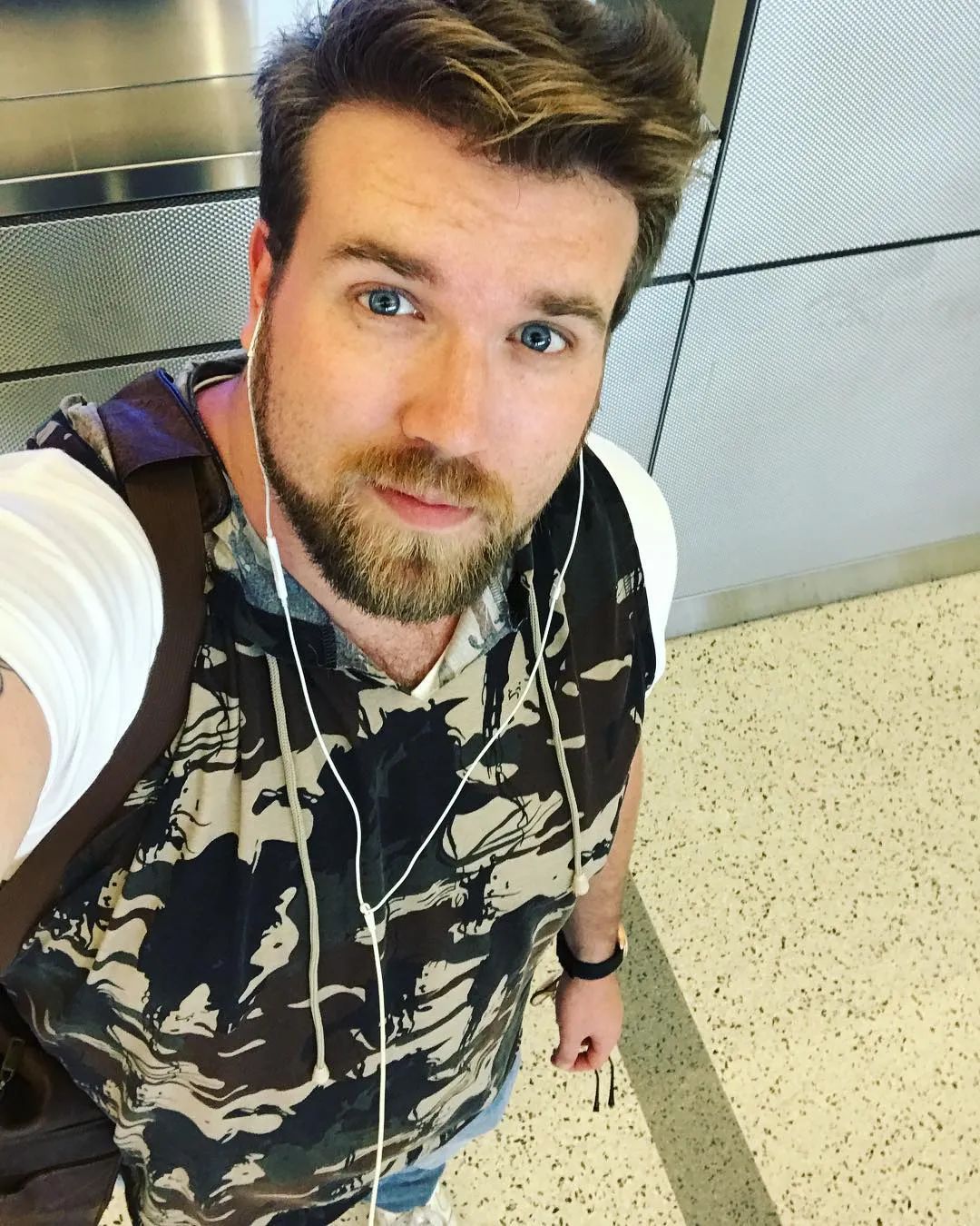 全球首席大码男模特为Rihanna内衣大秀走秀，展现傲人大肚腩