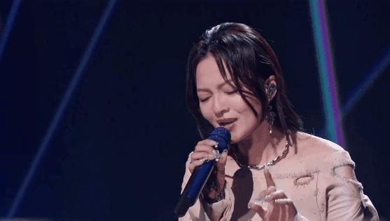 出道22年再度封神，她一开口就引爆回忆潮