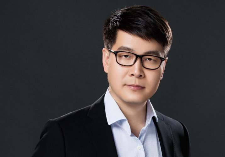 他穷到花老婆钱，24岁创业，靠卖网站域名发家，现身家75亿