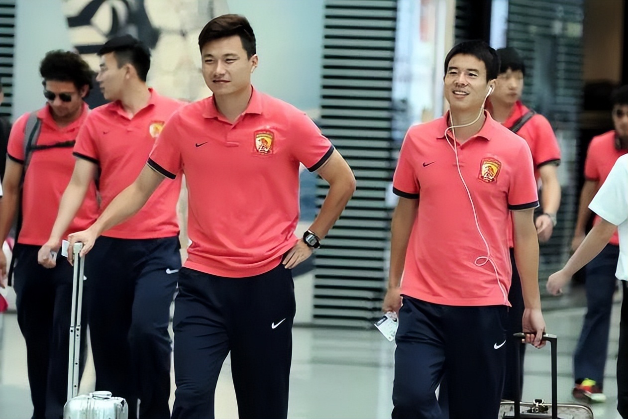 意外！他是比李铁更适合的上港新帅人选，曾是球队更衣室大佬