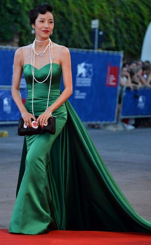 女明星红毯“尬历史”，一个比一个社死，恨不得没人认识她们