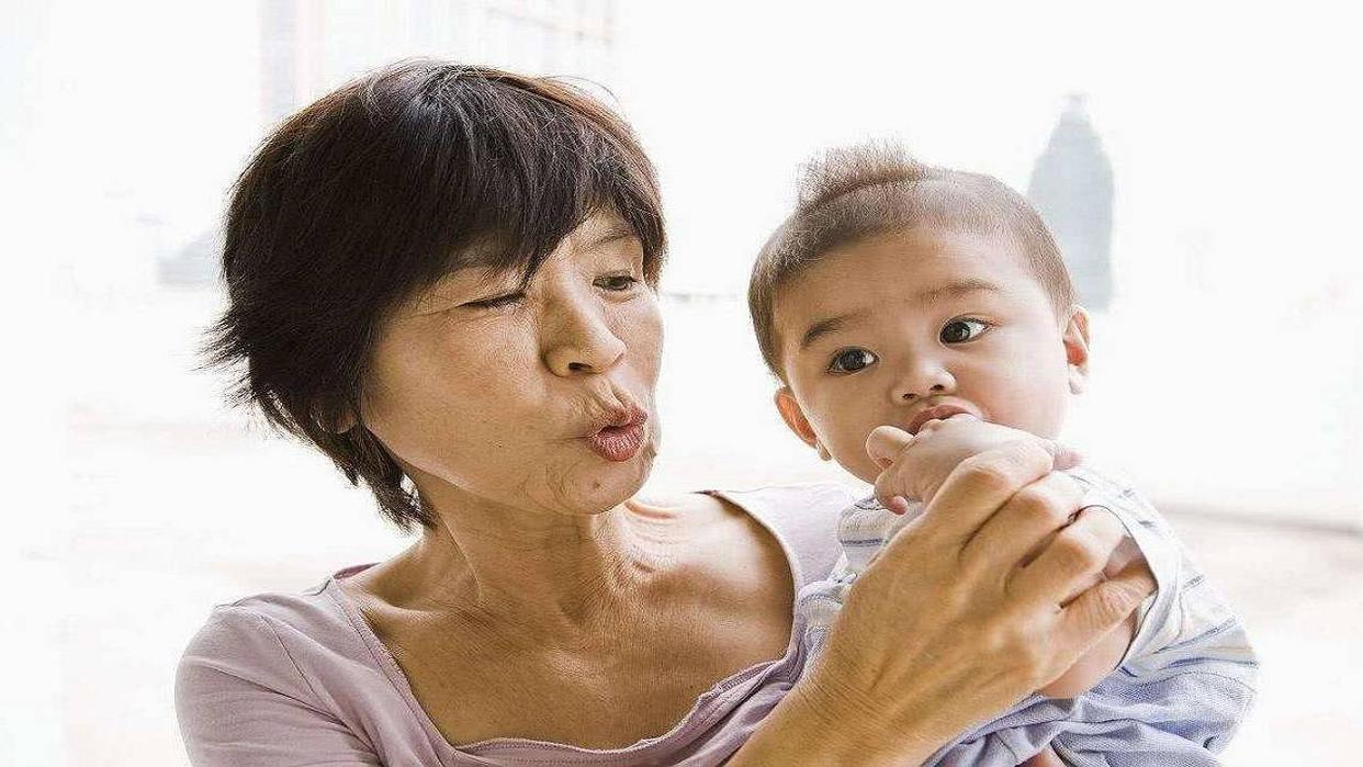 那些不帮忙带娃的老人你后悔了吗,为什么老人帮忙带孩子却觉得更累