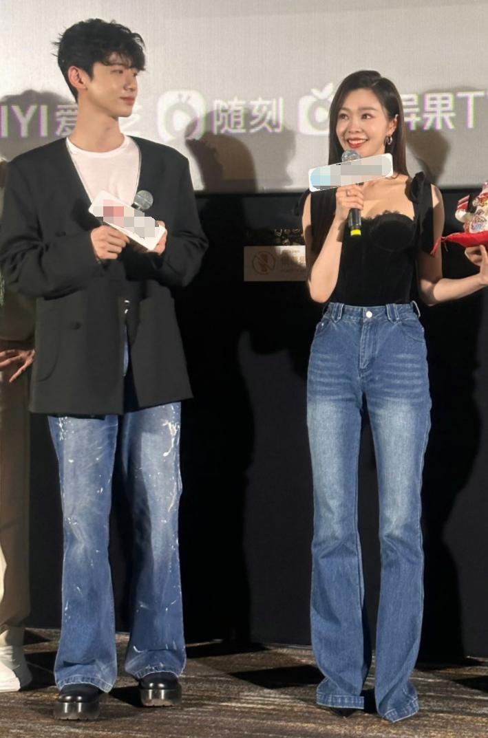 白敬亭宋轶扫楼情侣装图片,白敬亭宋轶扫楼拍照换玩偶