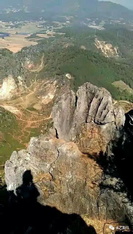 攀普洱天壁山之西门崖子：一日凌云出，群山齐失自高心