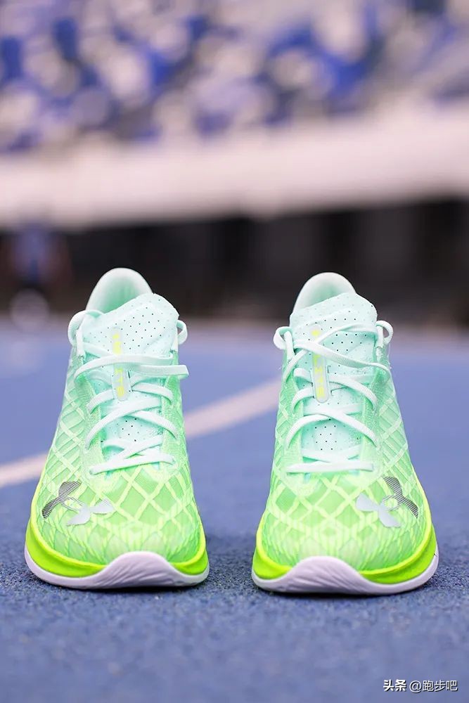 UAFLOWVelocitiElite：首款竞速碳板跑鞋的快速“出道”