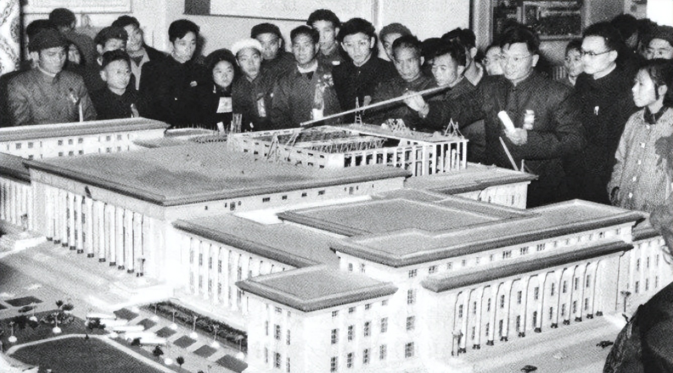 59年，人民大会堂竣工，毛主席看到穹顶后会心一笑：这谁的主意？