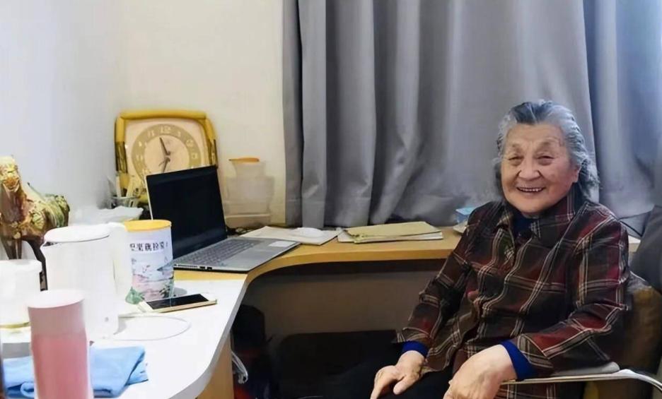 “不买房，不租房”每月300块住酒店，80后女孩“禁欲式”生活