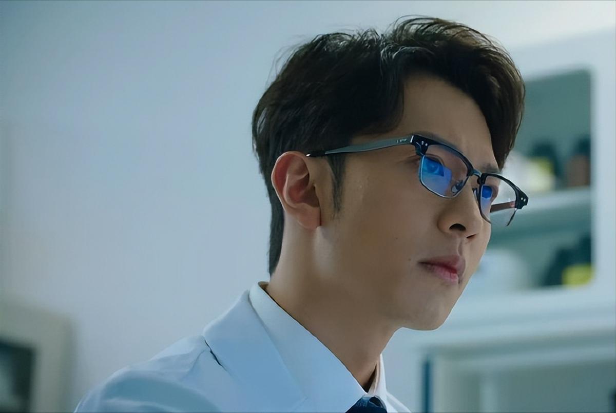 认不出？首届港男冠军回巢无线演技*跃进大**，被封新一代冻龄男神