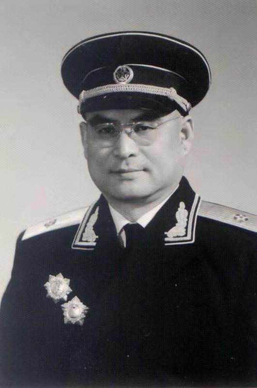 我军舰队驶入公海，某国驱逐舰阻拦，开国中将喊话：后果自负