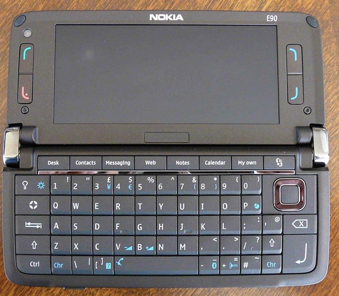 诺基亚e90是不是立体声双扬声器,诺基亚e90能不用微信等社交软件