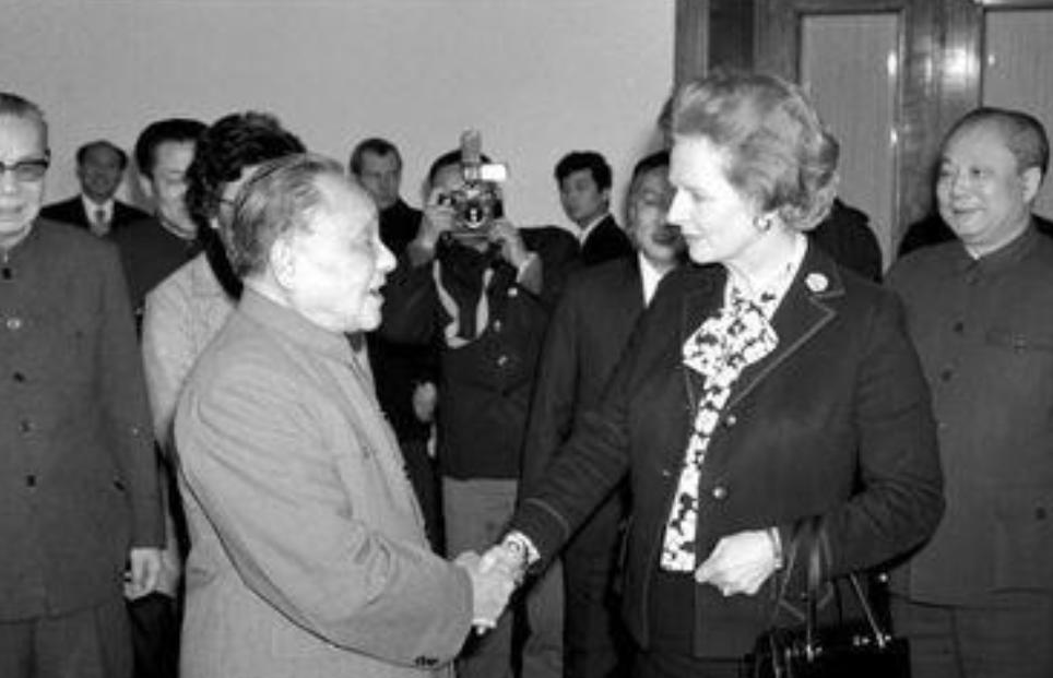 1984年，香港回归谈判陷入僵局，*小平邓**先发制人：不介意使用*力武**