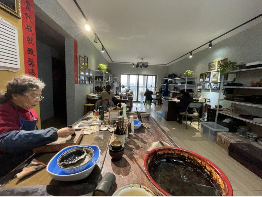 她一件作品卖几十万，如今隐于市，徒弟成景德镇红人