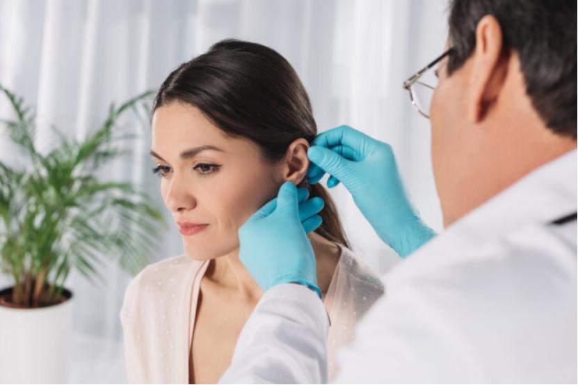 耳朵总是油得很还痒但掏不出东西,耳朵里面很痒但不敢掏一碰很疼