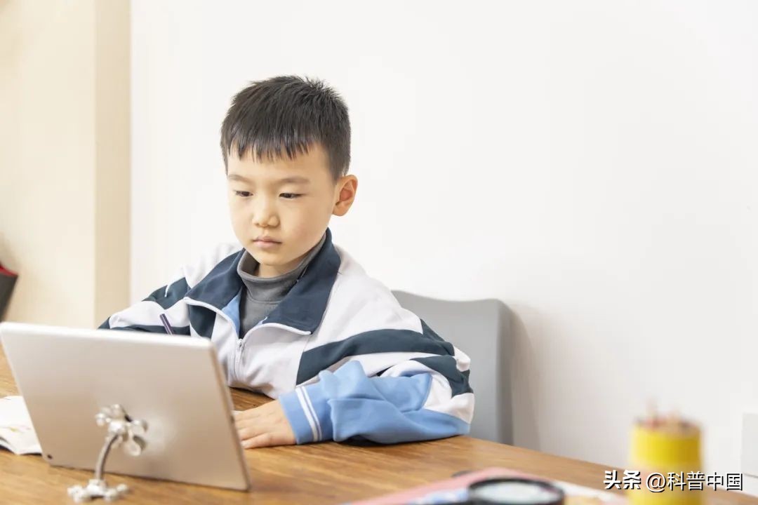 居家上网课期间保护眼睛的小妙招,儿童居家如何防治近视