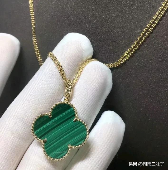 李少莉戴胸针照片,李少莉的胸针什么牌子