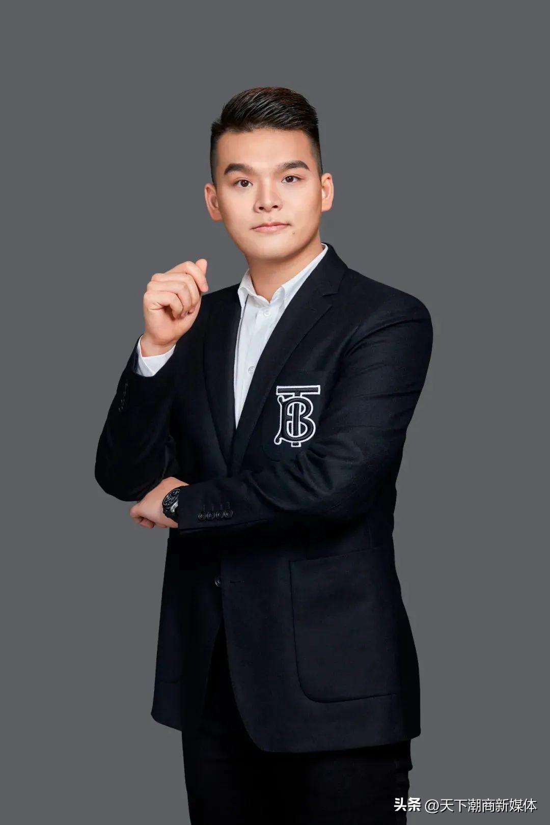 夫妻档白手起家,控有2家上市公司,财富估值90亿,26岁儿子将接班？