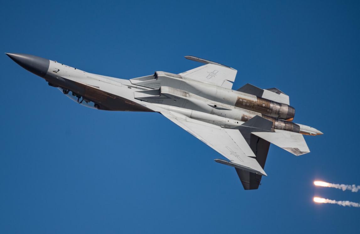 6月3日消息：美军机抵近山东舰，歼16没给歼15机会，与美机拼*刀刺**