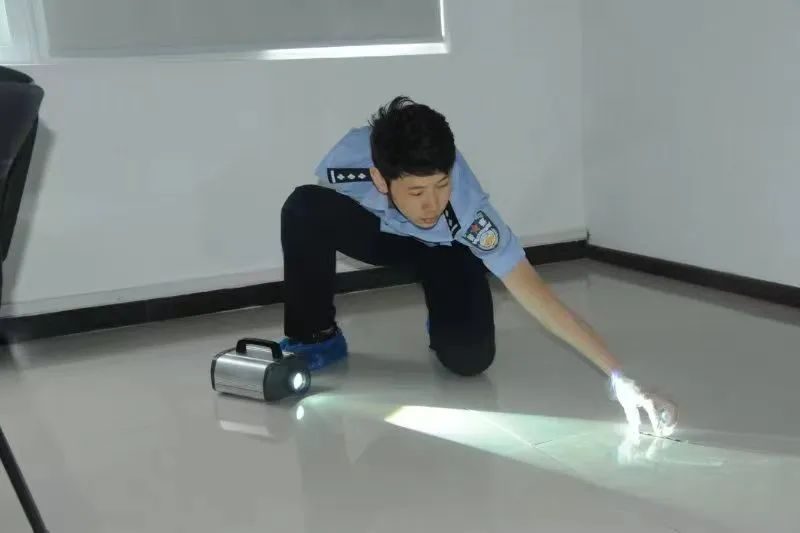 独臂刑警陈冰现状,重庆独臂刑警陈冰个人事迹