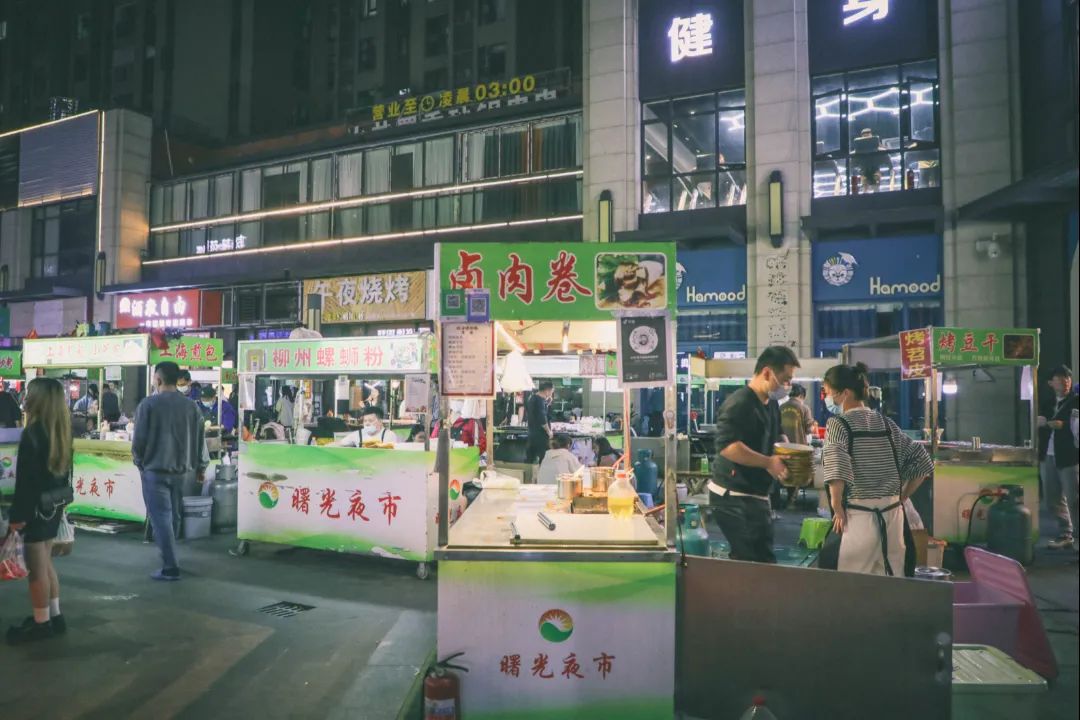 武汉90后小伙变身卖煎饼，夜市摆摊2年买房开奔驰