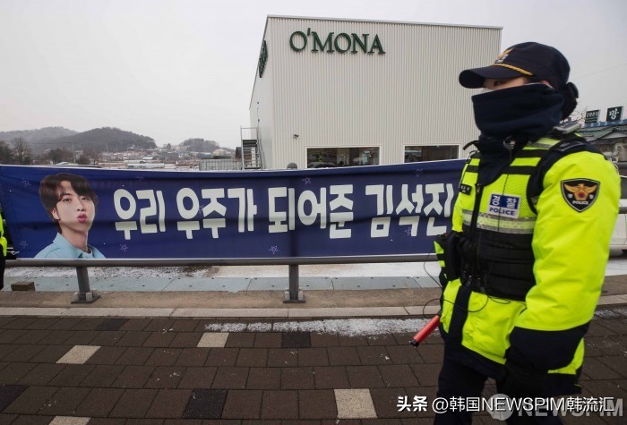 【组图】BTS成员Jin入伍粉丝军营守候为偶像加油