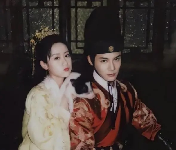 她被誉为神颜小花被李冰冰力捧,她曾被誉为娱乐圈校花