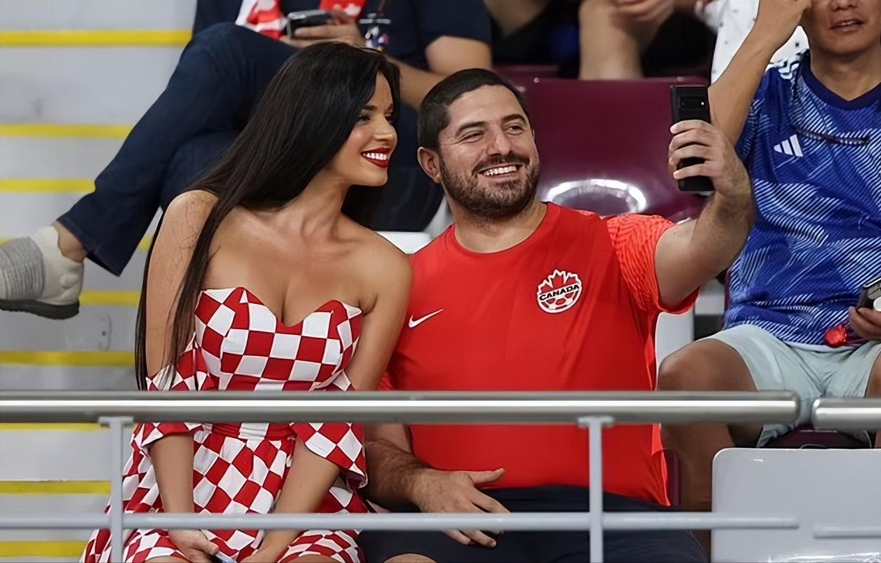 世界杯疯狂街头女球迷惊艳时刻,世界杯女球迷最惊艳的视频