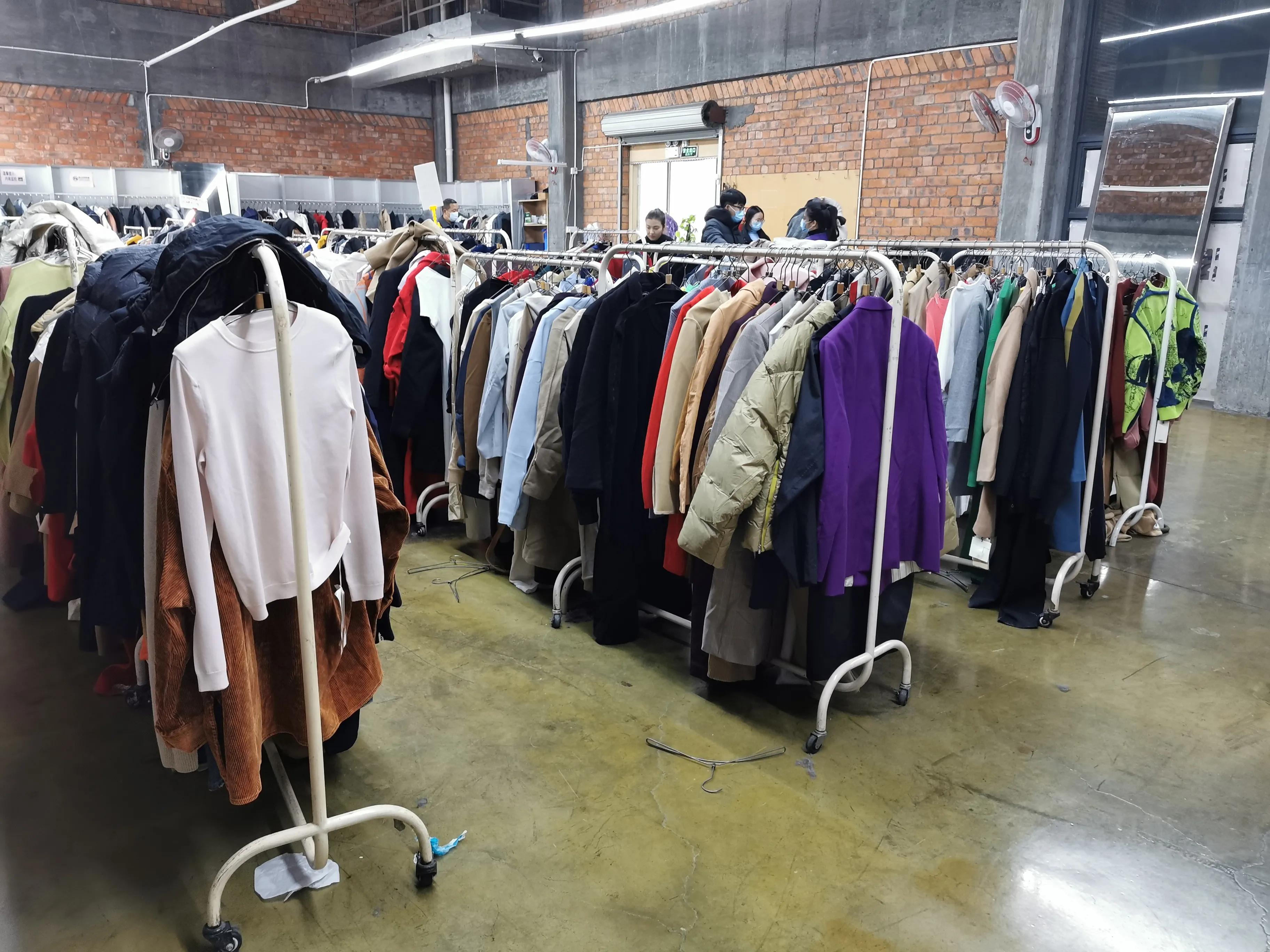 临近春节服装店铺,春节临近服装包邮到家