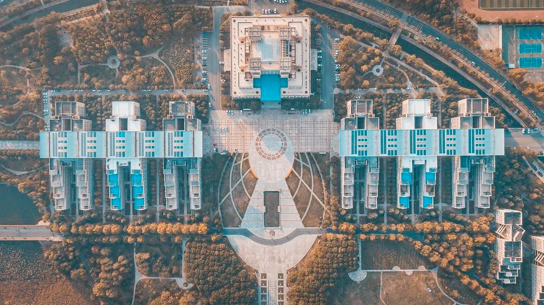 湖北这所大学：5大食堂、高档公寓，吃住条件相当好，出门是地铁