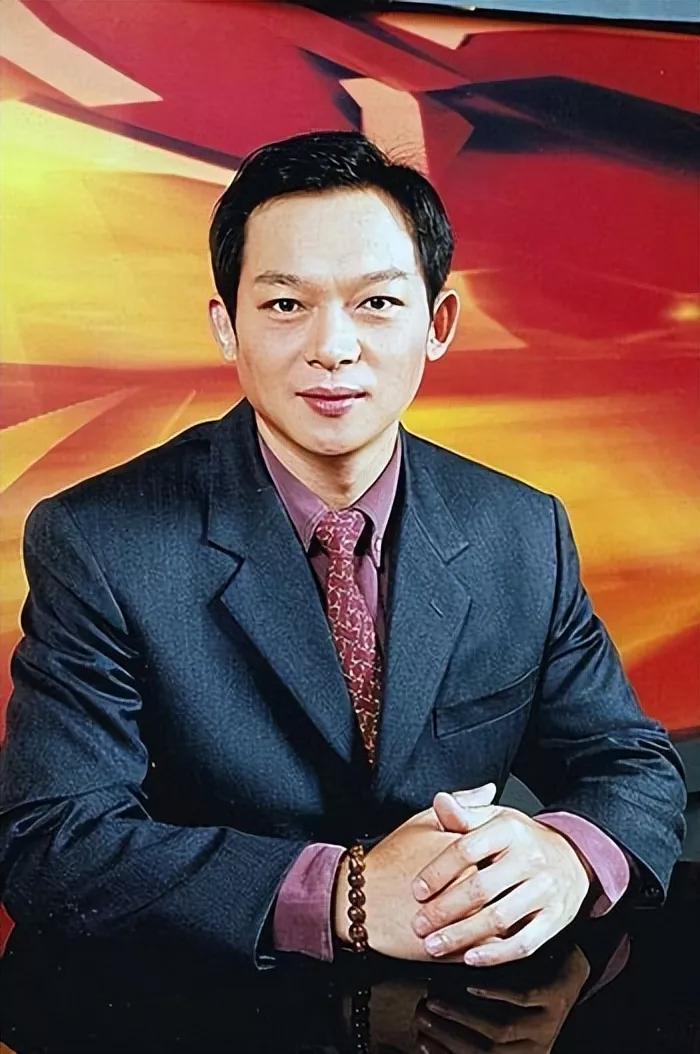 黄健翔前妻是端盘子的吗,足球解说员黄健翔现任妻子