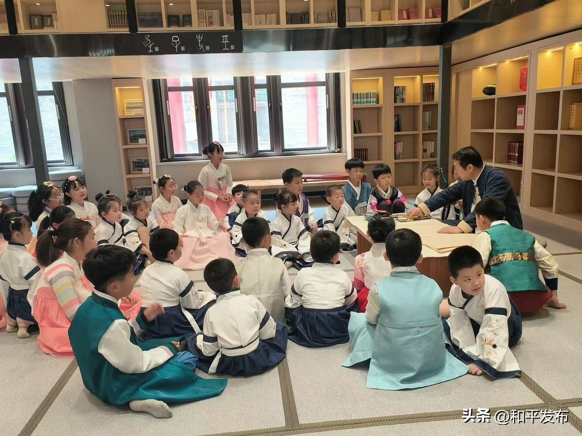 寻中华之源赏汉字之美——和平区幼、小学生走进汉字主题书房庆“六一”