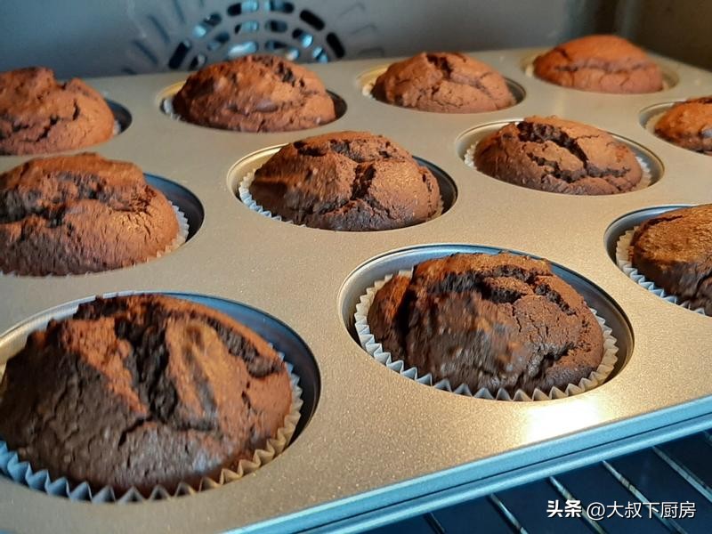 巧克力爆浆燕麦片蛋糕,巧克力纸杯蛋糕不塌不回缩的诀窍