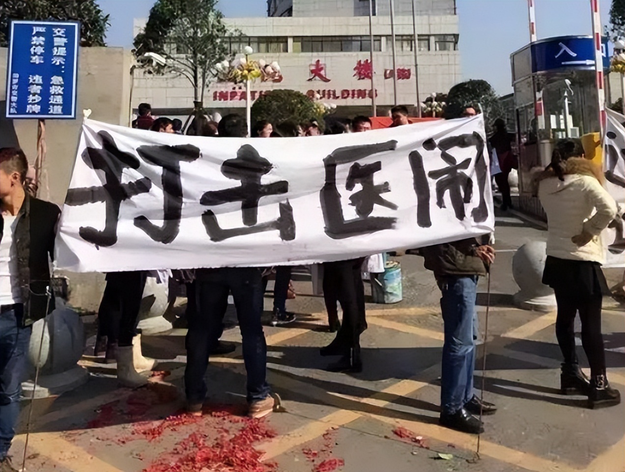 7岁男孩就医医生坠楼,7岁男童感冒去世医生跳楼