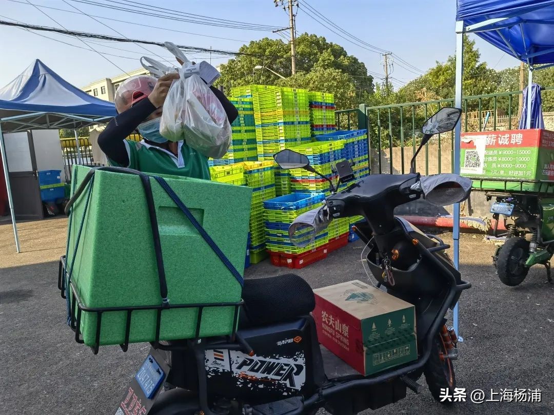 高温“烤”验下，“送菜小哥”每天送货100多单