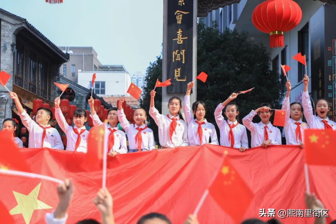 小学迎国庆快闪歌唱祖国,快闪庆祝祖国生日小学生