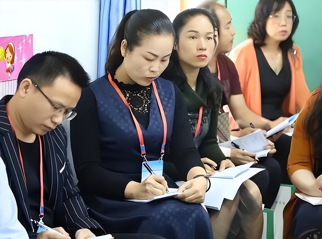 女生学计算机哪个专业简单好就业,女生报考计算机类的哪个专业较好