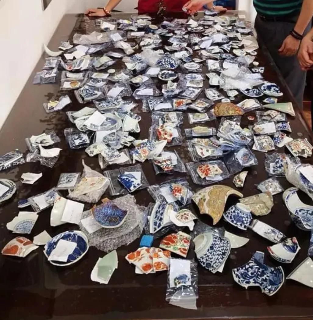 海关在进境快件中发现一批书,海关关员打开邮包