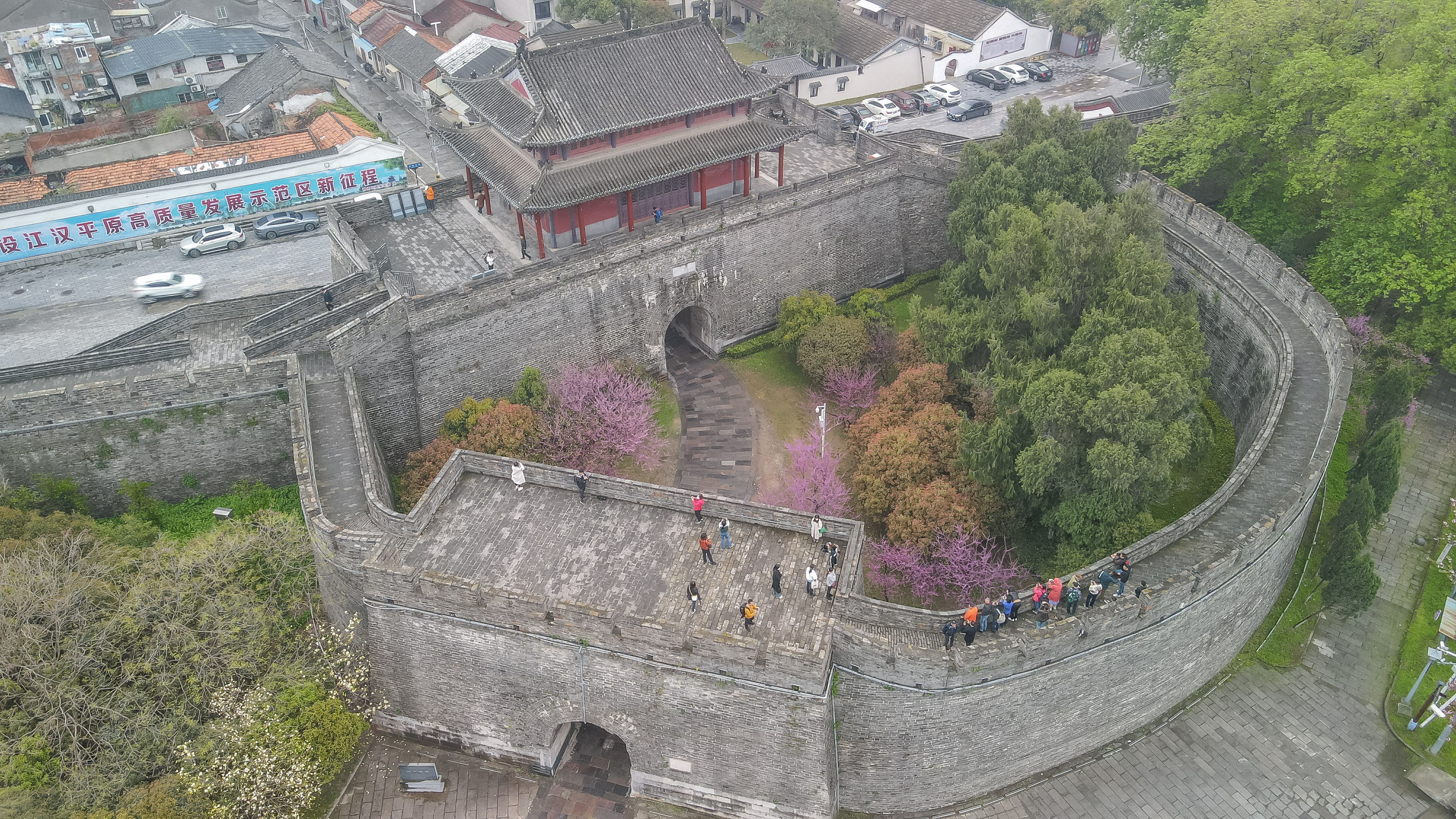 荆州古城墙的历史和照片,襄阳古城墙和荆州古城墙哪个完整