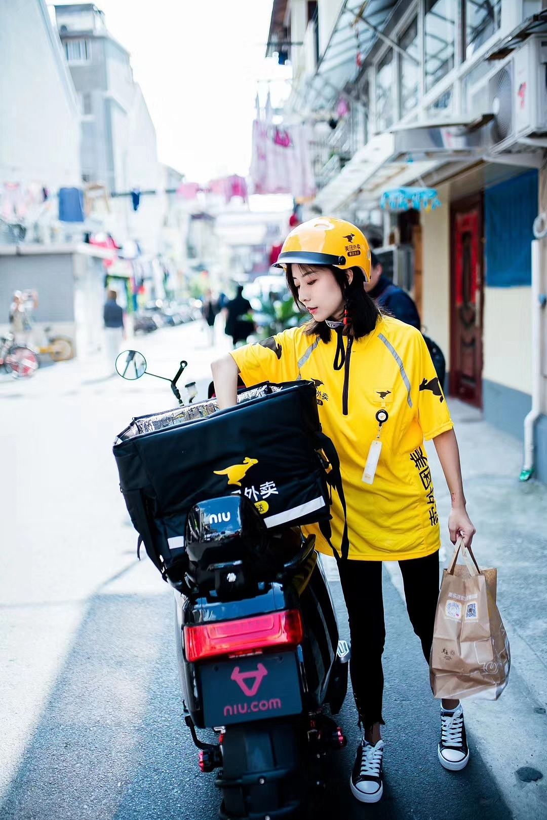 外卖小哥一年到底能挣多少钱,揭秘外卖小哥一个月能赚多少钱