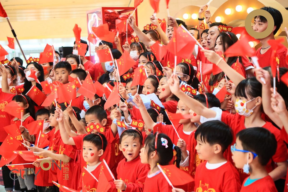 “熙”望长安·锦绣中华熙地港唱响华诞打造巨型*旗国**献礼国庆满眼尽是中国红