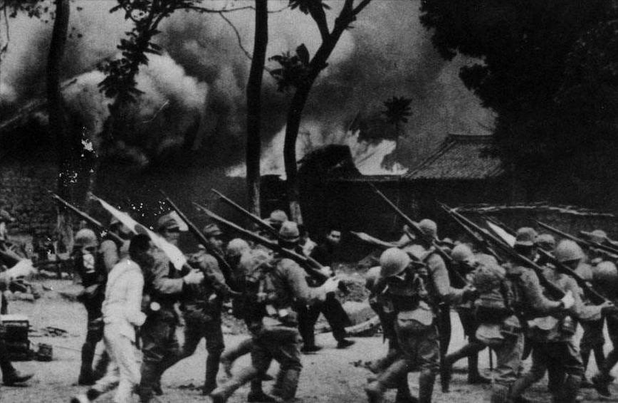 刚满月的婴儿，被日*用军***刀刺**挑起，然后狂笑着扔进了燃烧的屋内