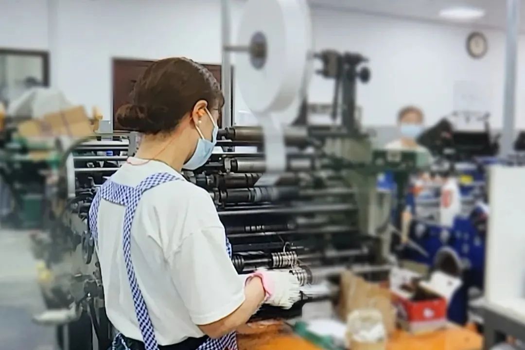 女子转光同事银行卡里的钱,女子银行卡被转走10多万