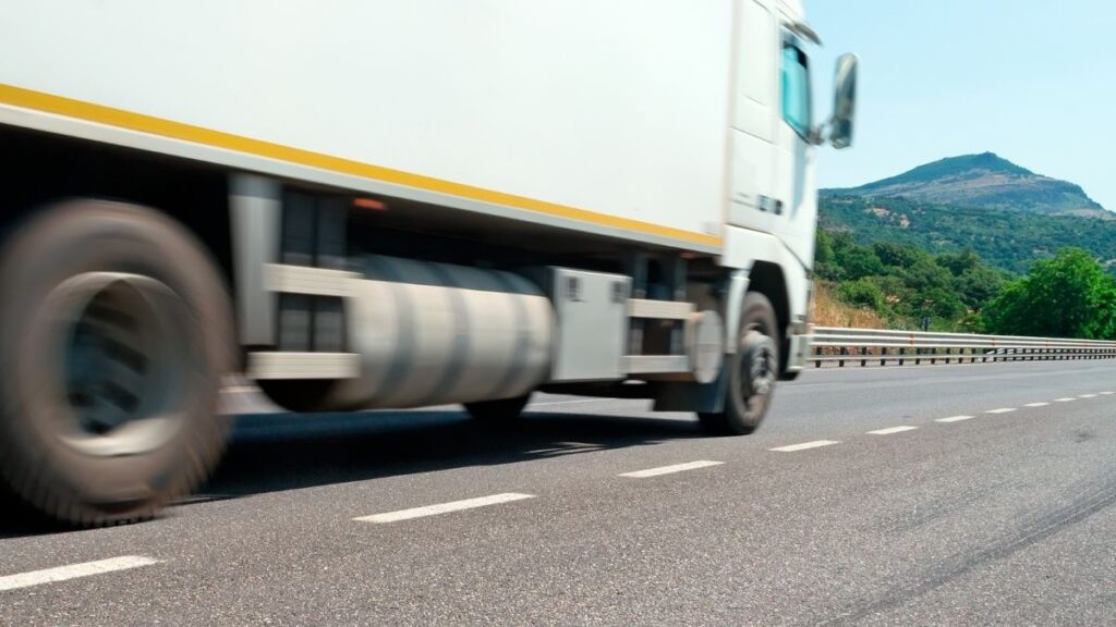 房车旅行遇到雷暴雨怎么处理,房车没动大风吹倒了怎么办
