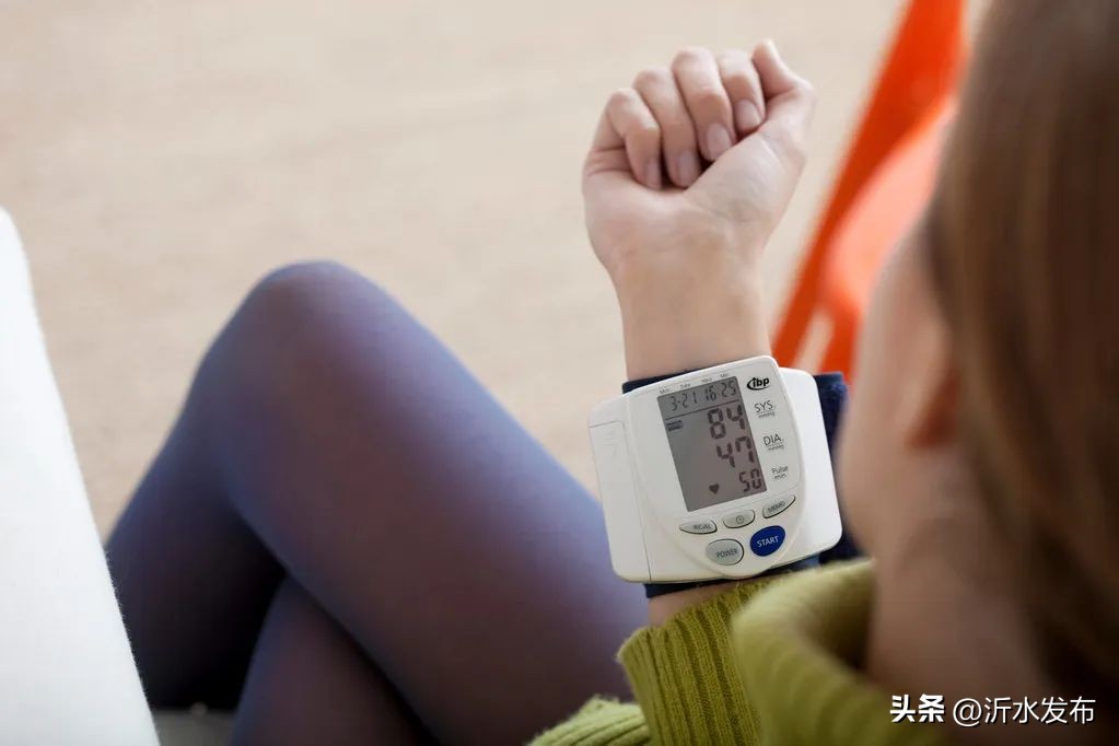 早上起床血压135-95正常吗,早晨起床头晕是血压高吗