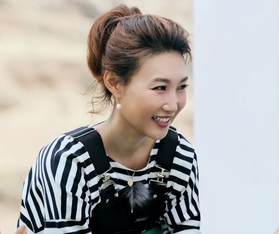 新闻联播主持人李梓萌真实头发,新闻联播主播李梓萌讲东北话