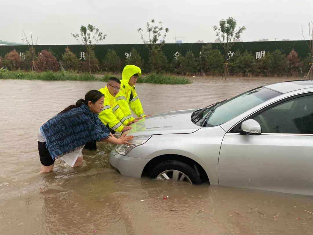太原交警：窗外下着雨，我在守护你