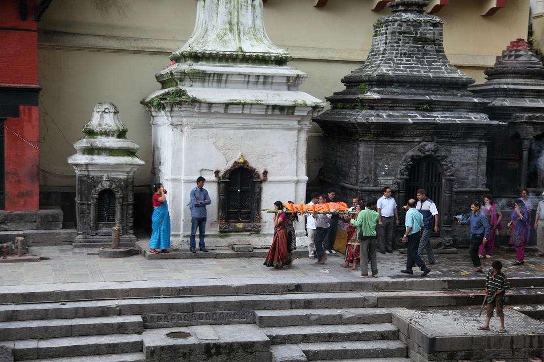 尼泊尔洗澡有必要吗,尼泊尔露天沐浴