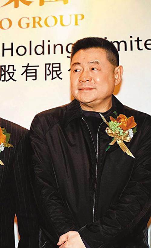 广东男人，逆袭成香港富豪，花10亿买飞机，如今妻子成接班人