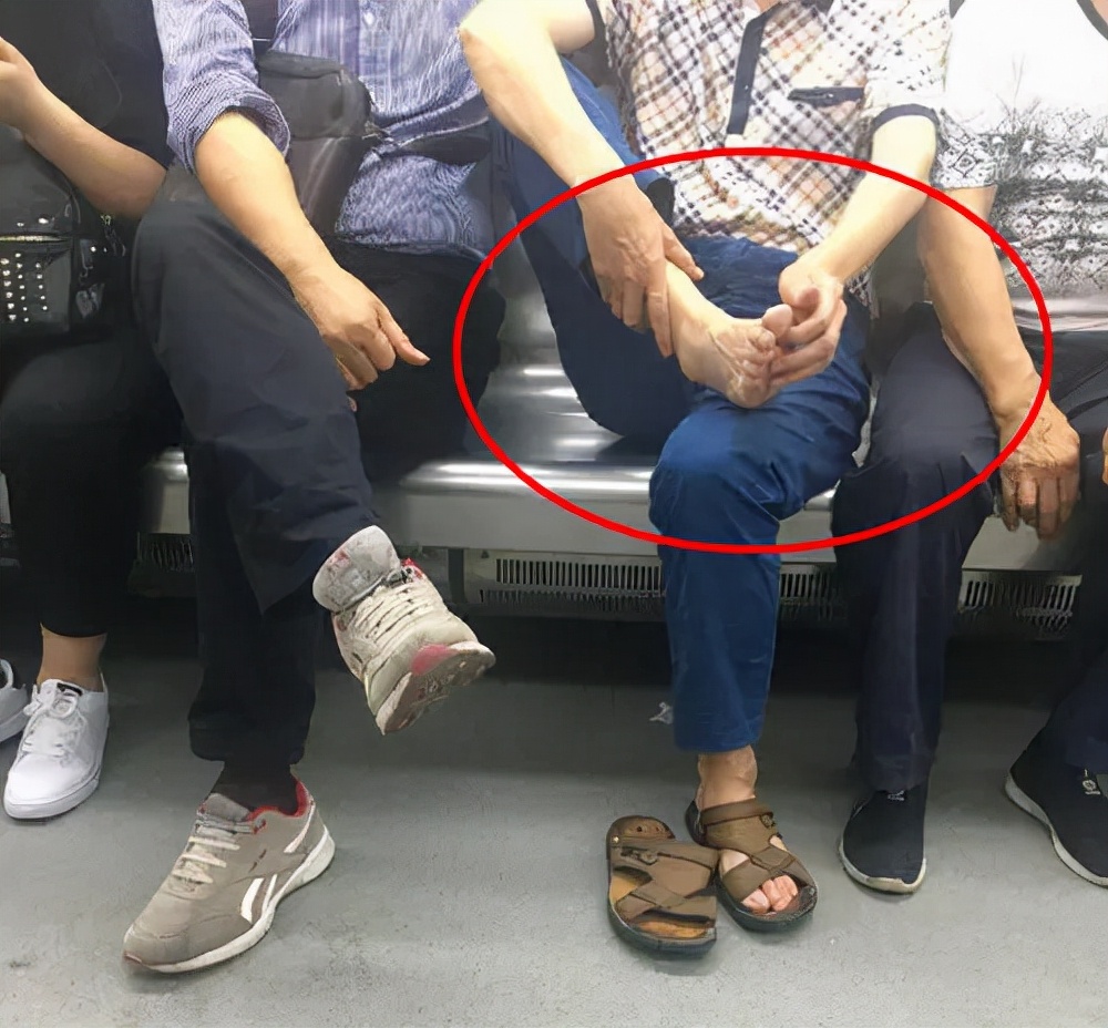 为什么有人喜欢抠手抠脚,为什么抠脚后总是想闻一闻